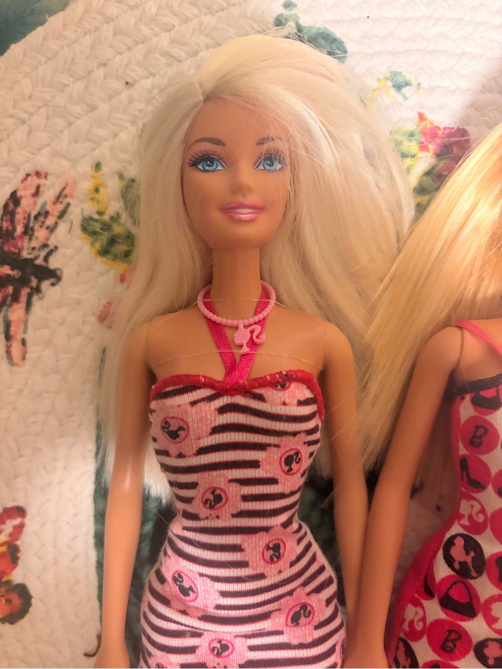 Lot of 2 Pink Dress Barbie Logo Necklace and Barbie Logo Dresses Dolls - Picture 4 of 5